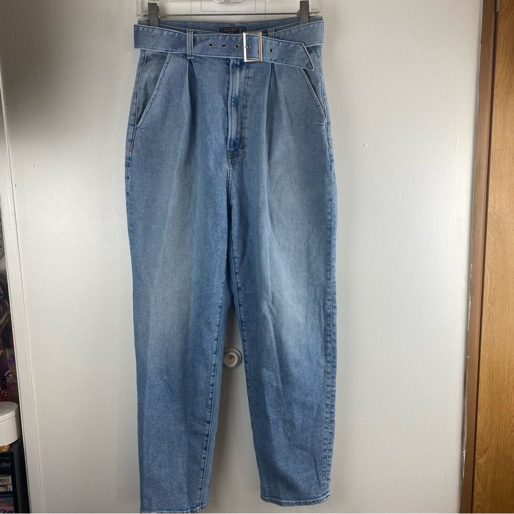Abercrombie & Fitch NWOT Ultra High Rise Mom Jean Light Wash Denim Size 28/6r